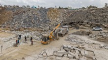 Stone slabs and lifting equipment working below the spoil face