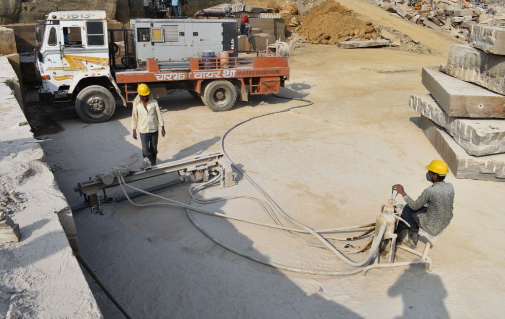 Wire saw stone cutting